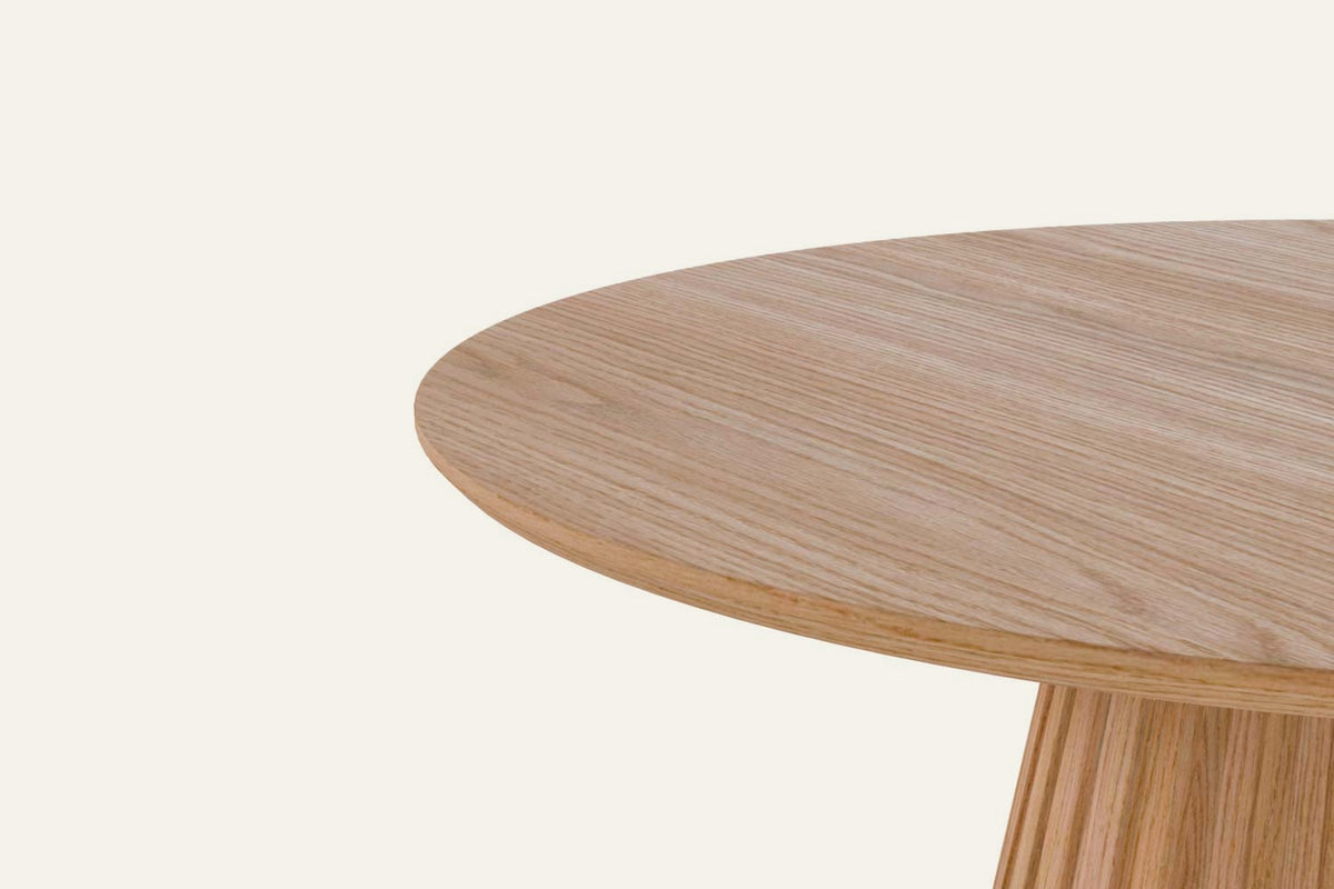 The Nervi Round Dining Table, close-up of the oak top and pleated base