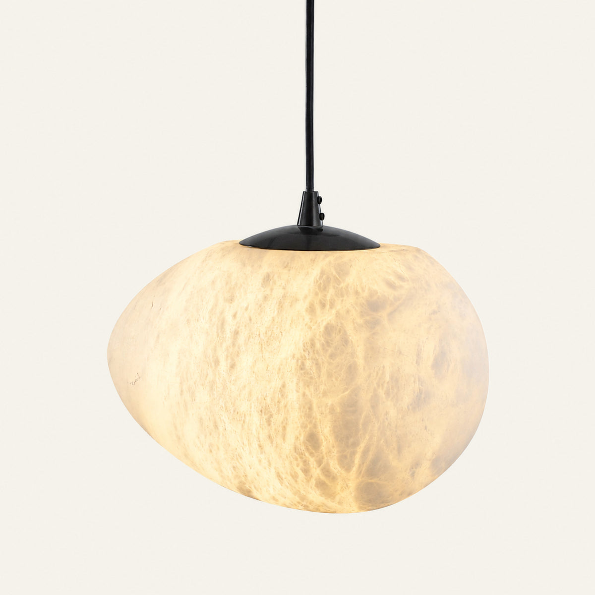 The Roccia alabaster pendant light close-up of the hand-carved alabaster